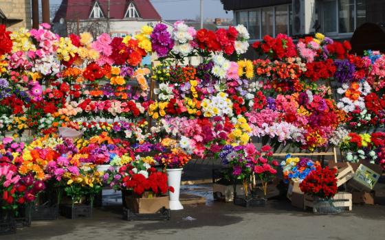 Базары с искусственными цветами открылись в Брянске