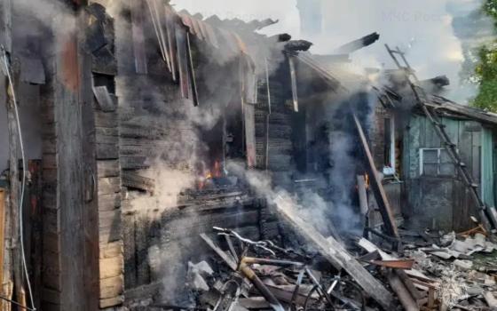 Жилой дом сгорел в посёлке в Почепском районе