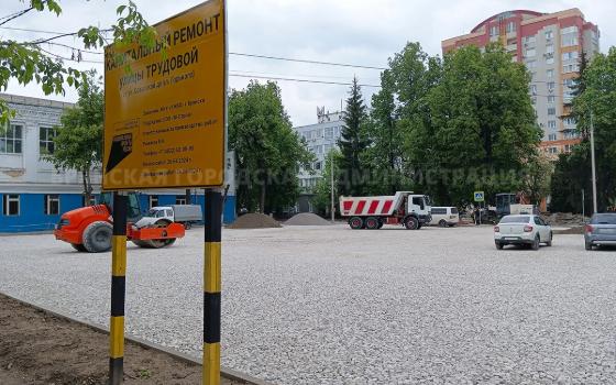 На новой парковке по улице Трудовой в Брянске уложили слой щебня