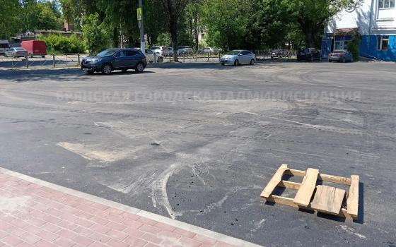 Новую парковку заасфальтировали около трёх медучреждений Брянска