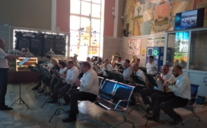 Духовой оркестр встречает пассажиров на вокзале Брянск-Орловский 