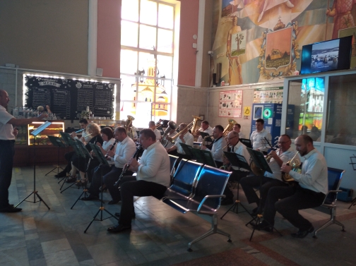 Духовой оркестр встречает пассажиров на вокзале Брянск-Орловский 