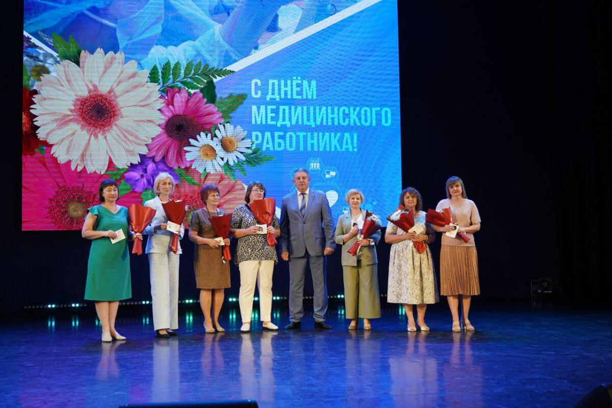 Брянский губернатор поздравил медиков с профессиональным праздником
