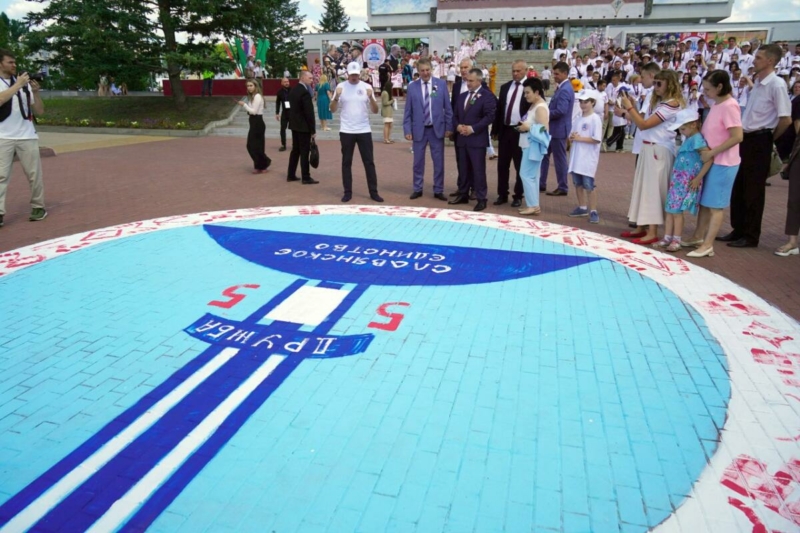 Художники нарисовали «Монумент Дружбы» на площади в Брянске 