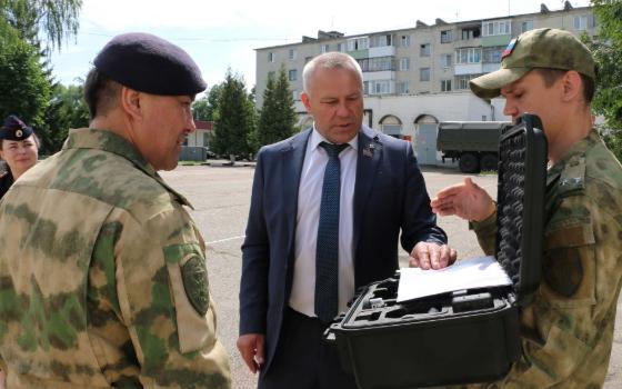 Брянские депутаты передали спецтехнику военнослужащим
