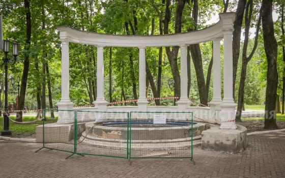 В парке Толстого в Брянске ремонт ротонды закончат в июле