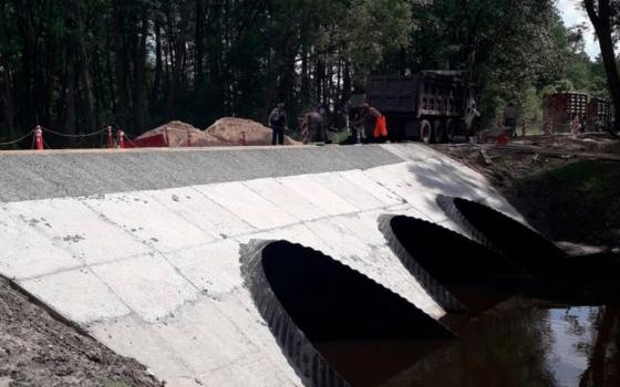 Подрядчик отремонтировал половину моста в Навлинском районе