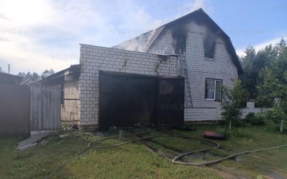 Дом и гараж сгорели в Клинцах