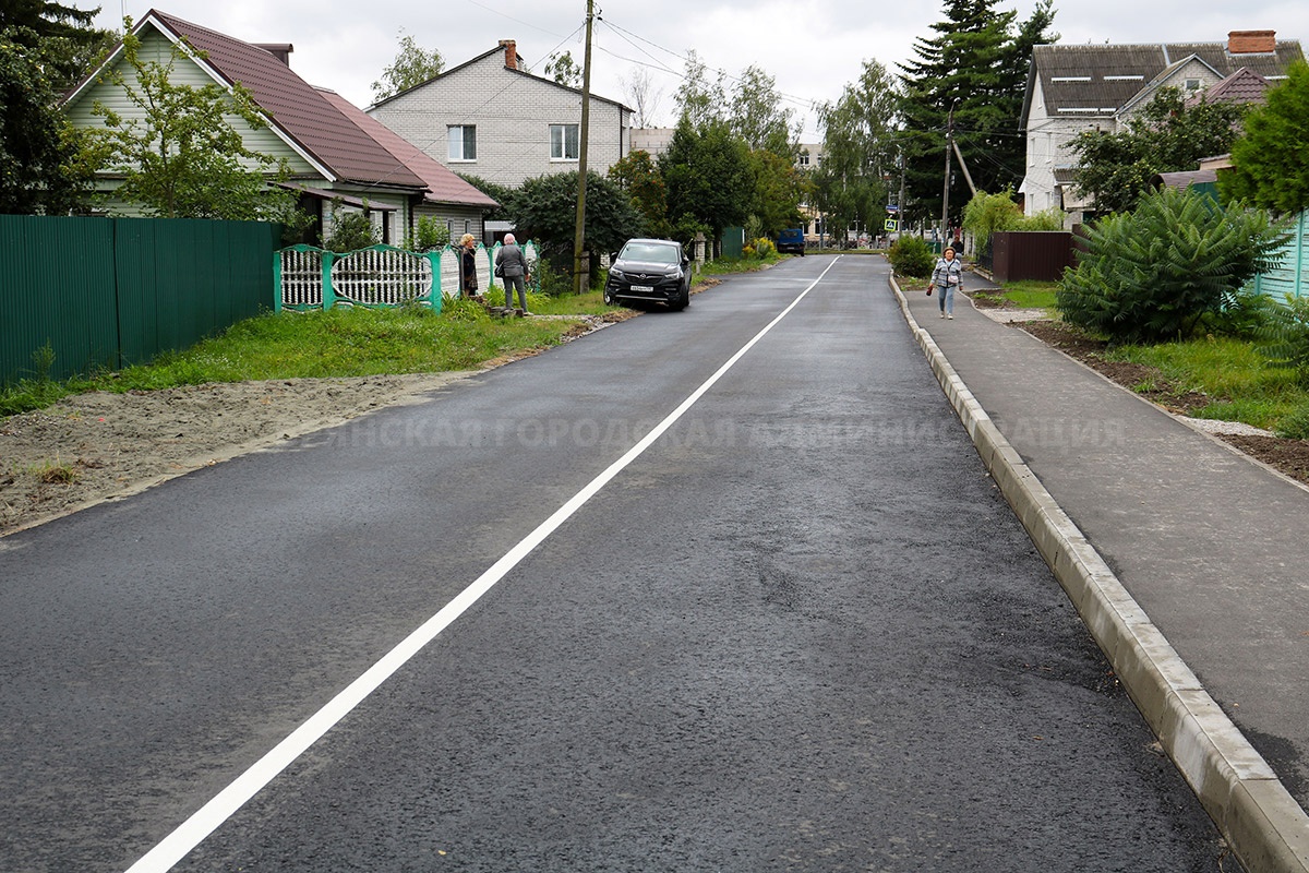 На улице Смольной в Брянске построили тротуар для школьников