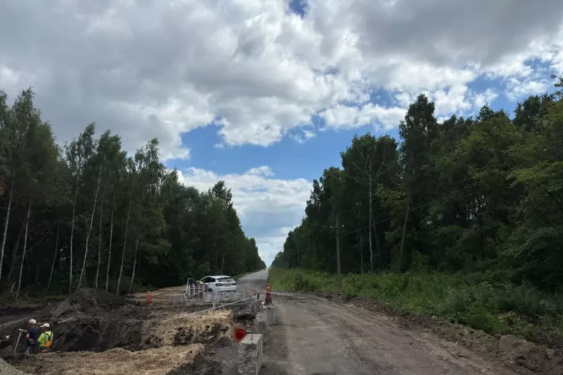 Подрядчик установил водопропускную трубу на трассе  Комаричском районе 