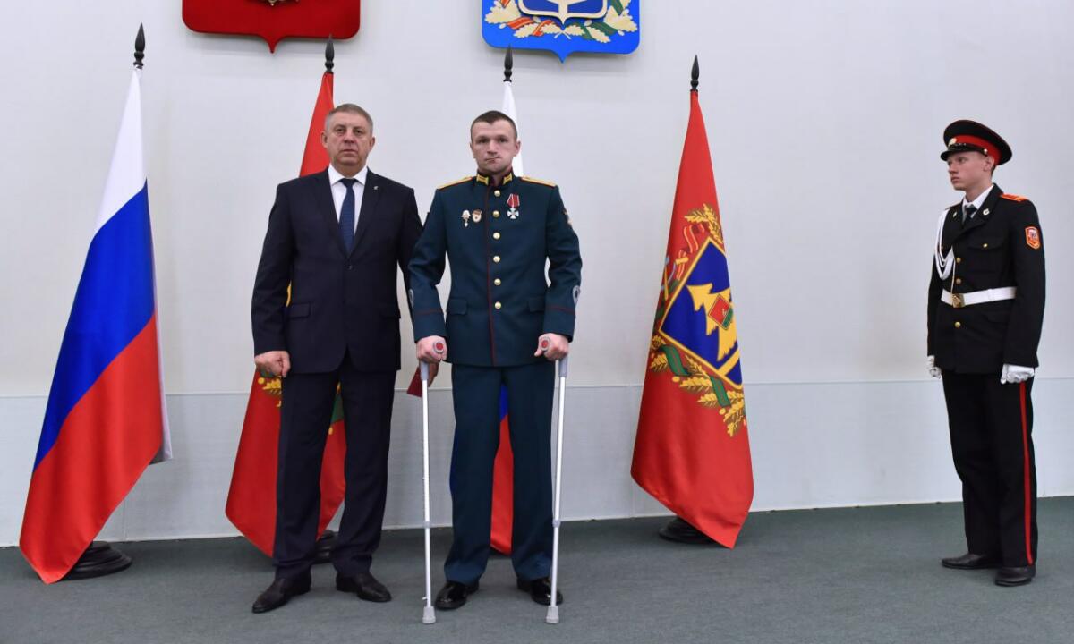 Брянский губернатор наградил работников военного комиссариата