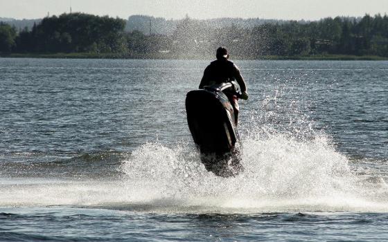 Гидроцикл сбил двух человек на озере в Брянске