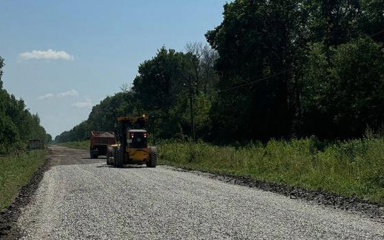 Свыше 11 километров трассы ремонтируют в Комаричском районе