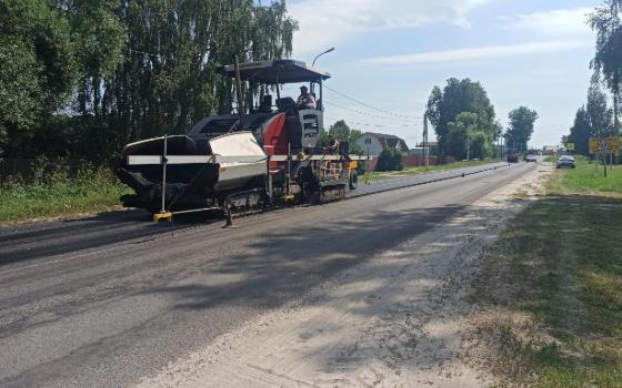 Более трёх километров трассы ремонтируют в посёлке Выгоничи