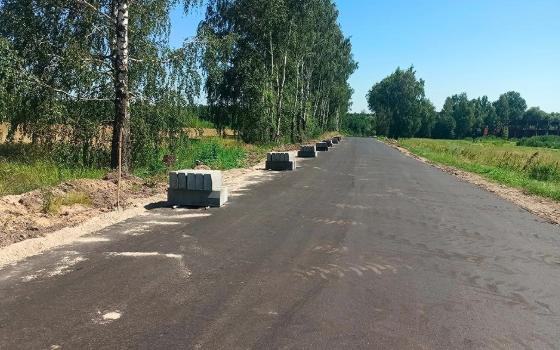 На трассе в Выгоничском районе рабочие строят тротуар