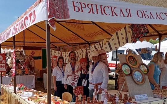Брянский мастер подарила «Неразлучников» губернатору Смоленщины на фестивале в Белоруссии