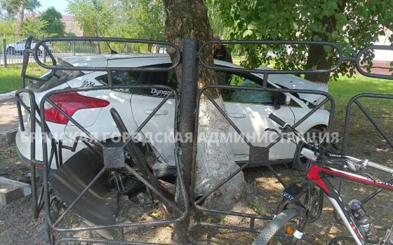 Автомобиль снёс ограждение школы №19 в Брянске