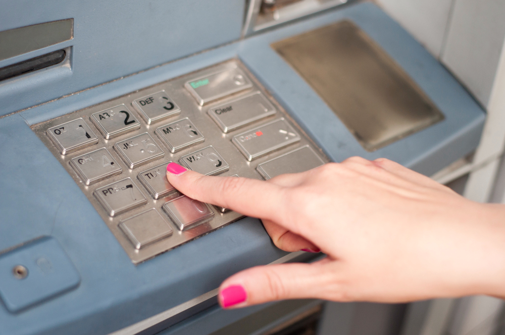 Кражу денег из банкомата раскрыли брянские полицейские