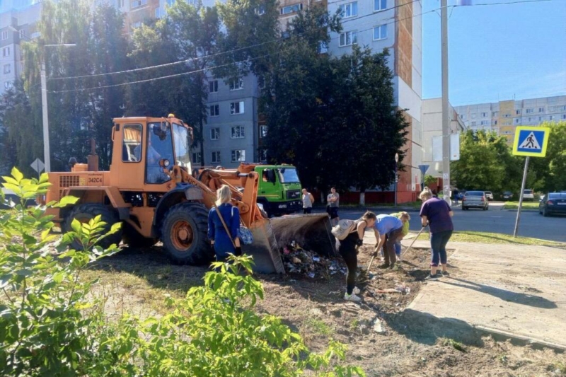 Почти три тысячи человек участвовали в субботнике в Брянске 