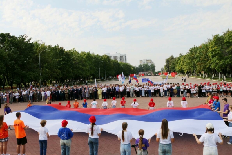 Огромный триколор развернули в парке Брянска 