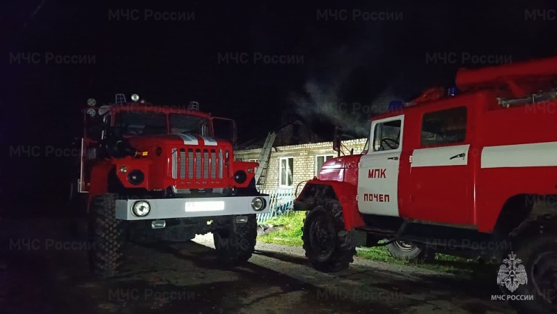Двое мужчин погибли на пожаре в Почепском районе