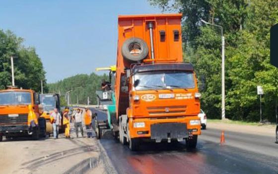 На трассе на повороте к городу Фокино рабочие укладывают асфальт 