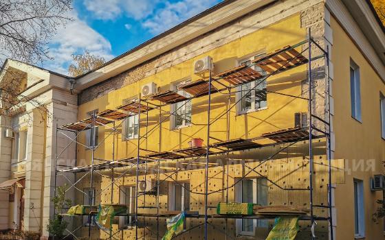Фасад управления образования в Брянске ремонтируют шесть человек