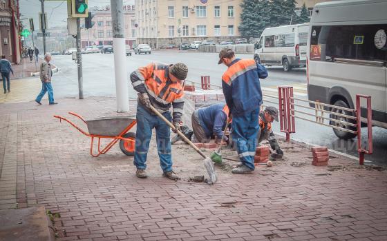 На проспекте Ленина в Брянске рабочие меняют плитку 