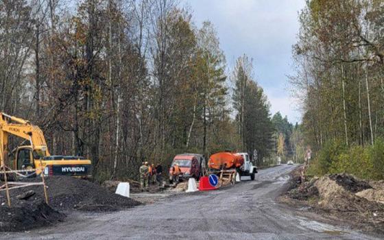 Водопропускную трубу укладывают на трассе в Брянском районе 