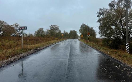 Асфальт меняют рабочие на трассе Комаричи-Лубошево 