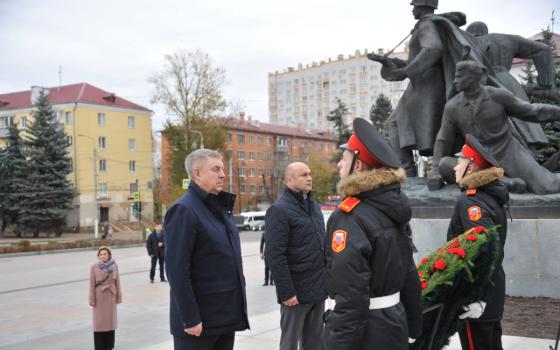 Посол Беларуси возложил цветы к мемориалу в Брянске