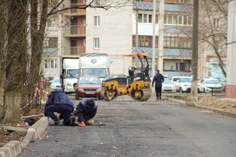 На улице Дружбы в Брянске рабочие укладывают новый асфальт 