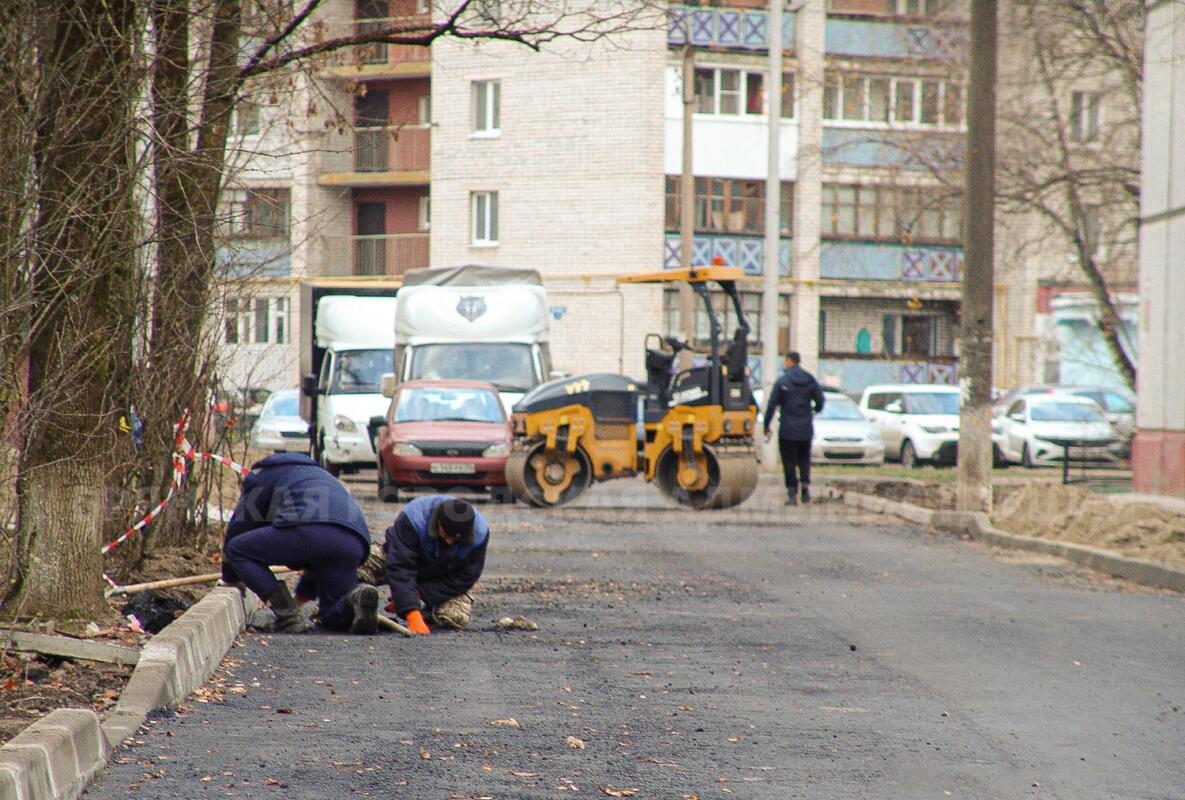 На улице Дружбы в Брянске рабочие укладывают новый асфальт