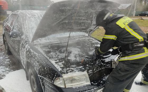 Легковушка загорелась во дворе в Дятьково