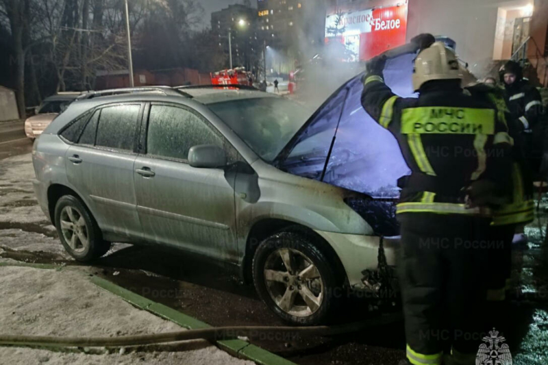 Легковушку тушили спасатели в Брянске 