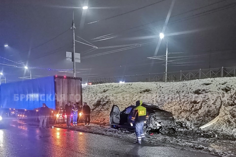 Легковушка упала с путепровода в Брянске 