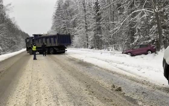 Брянские инспекторы ГИБДД помогли вытащить из сугроба легковушку 