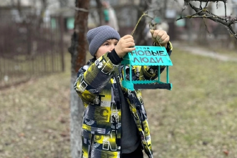 Брянские школьники построили кормушки для зимующих птиц 