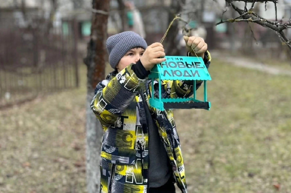 Брянские школьники построили кормушки для зимующих птиц