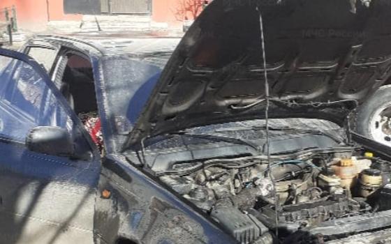 Два пожарных расчета потушили машину в Брянске