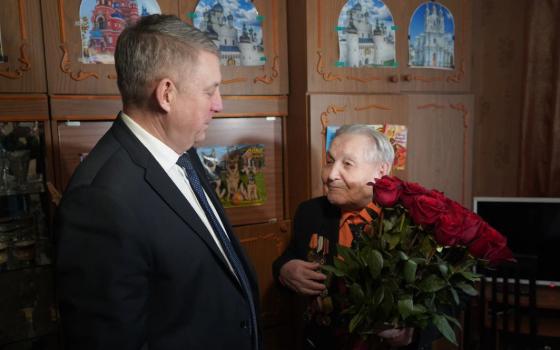 Брянский губернатор вручил ветерану юбилейную медаль