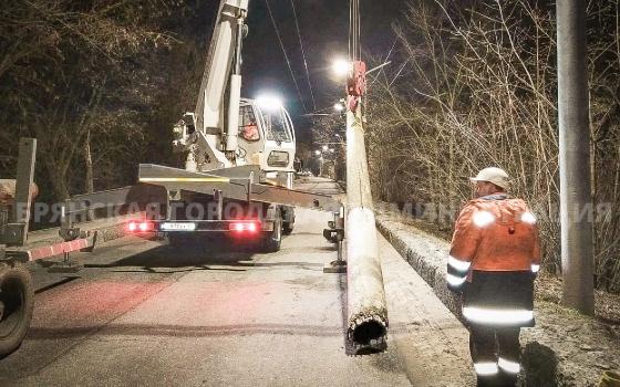 Троллейбусные опоры демонтируют специалисты в Брянске