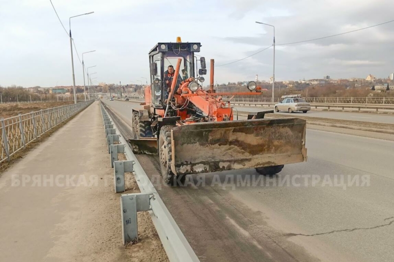 С улиц Брянска дорожники убирают песок 