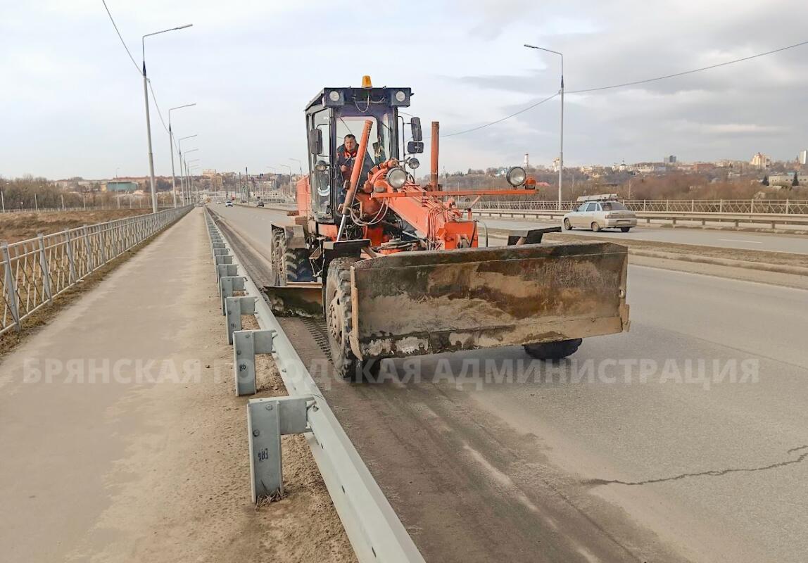 С улиц Брянска дорожники убирают песок