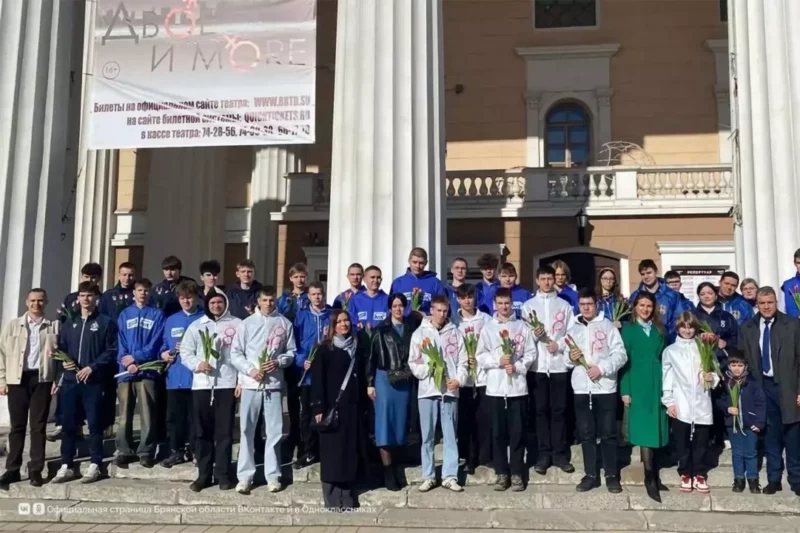 Волонтёры и футболисты поздравили жительниц Брянска 