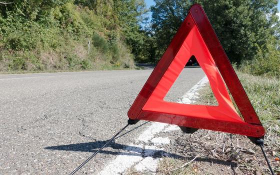 Иномарка сбила водителя мотоблока на брянской трассе