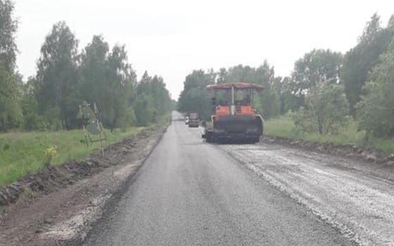 На автодороге Комаричи-Севск рабочие укладывают выравнивающий слой асфальта