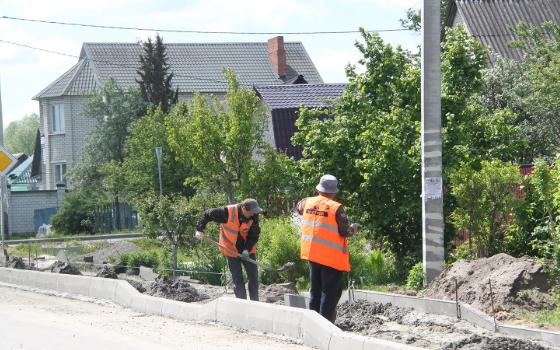 Подрядчик строит тротуары на улице Карла Либкнехта в Брянске