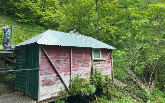 На роднике в Брянске сделали новую крышу