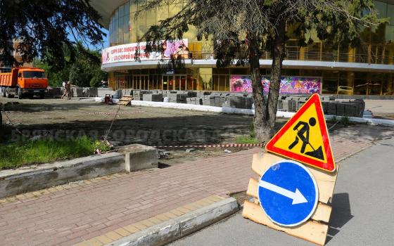 На площади Октябрьской революции в Брянске демонтируют старое покрытие